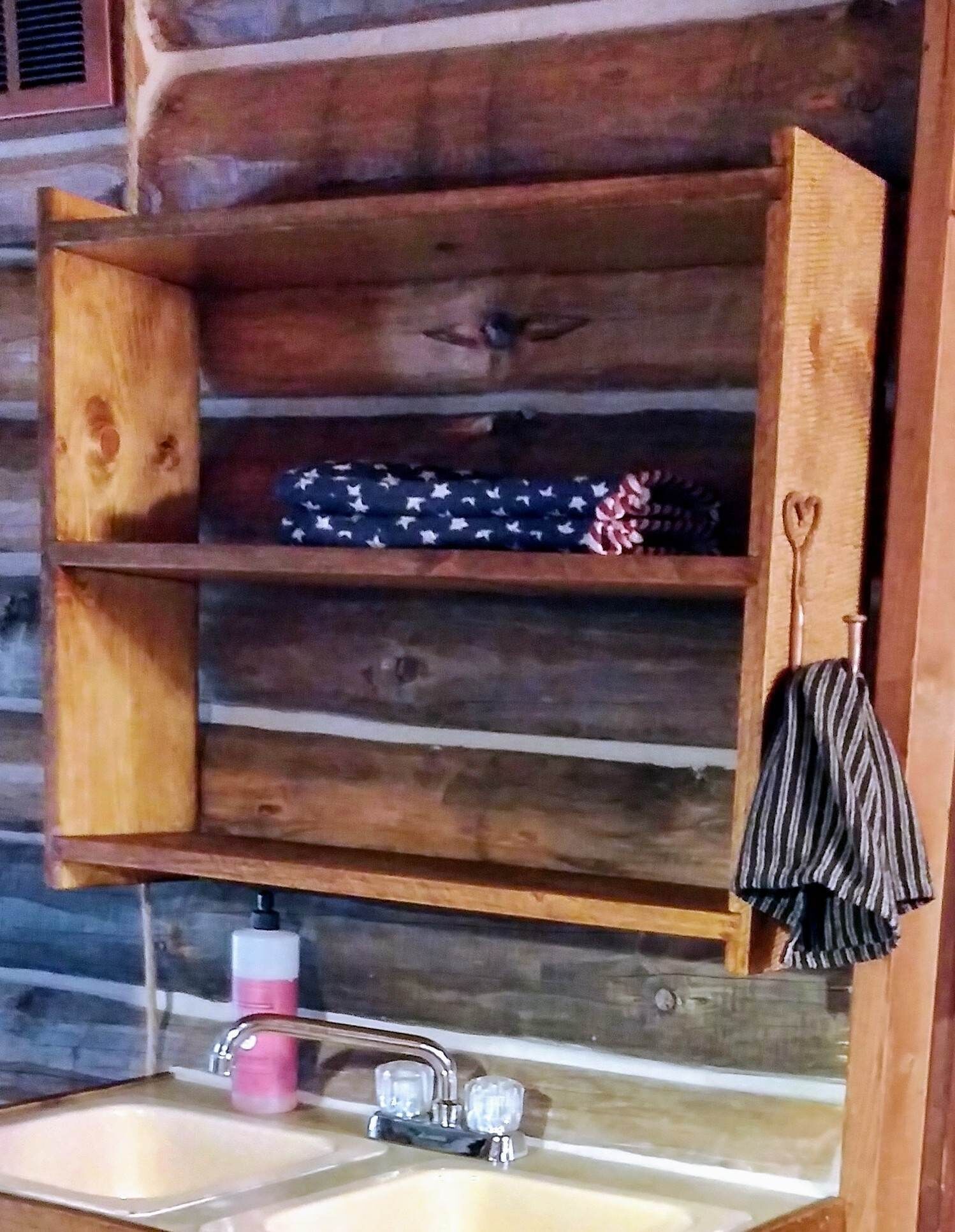 Rustic Log Cabin / Farm Vacation / Romantic Getaway