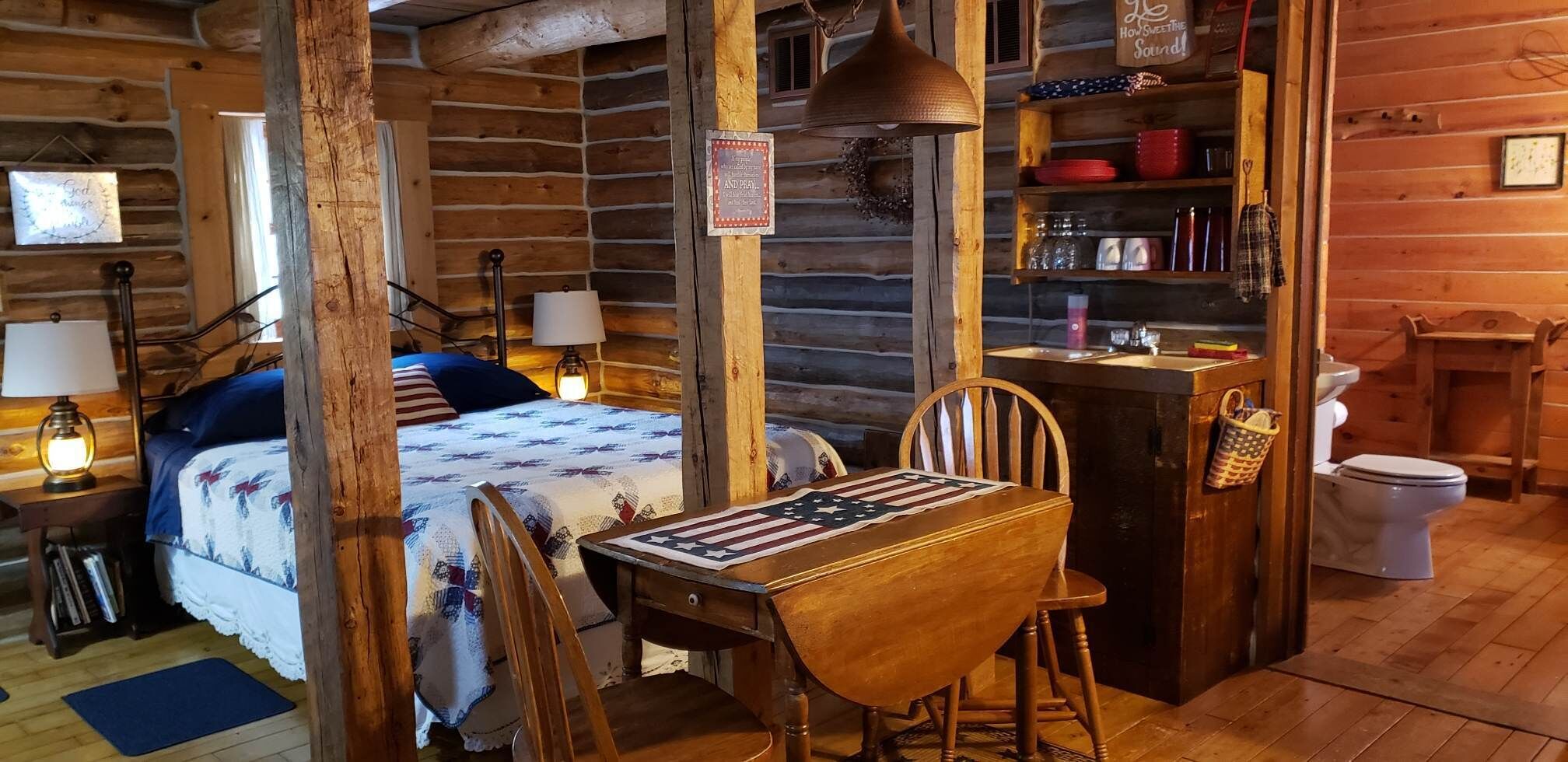 Rustic Log Cabin / Farm Vacation / Romantic Getaway