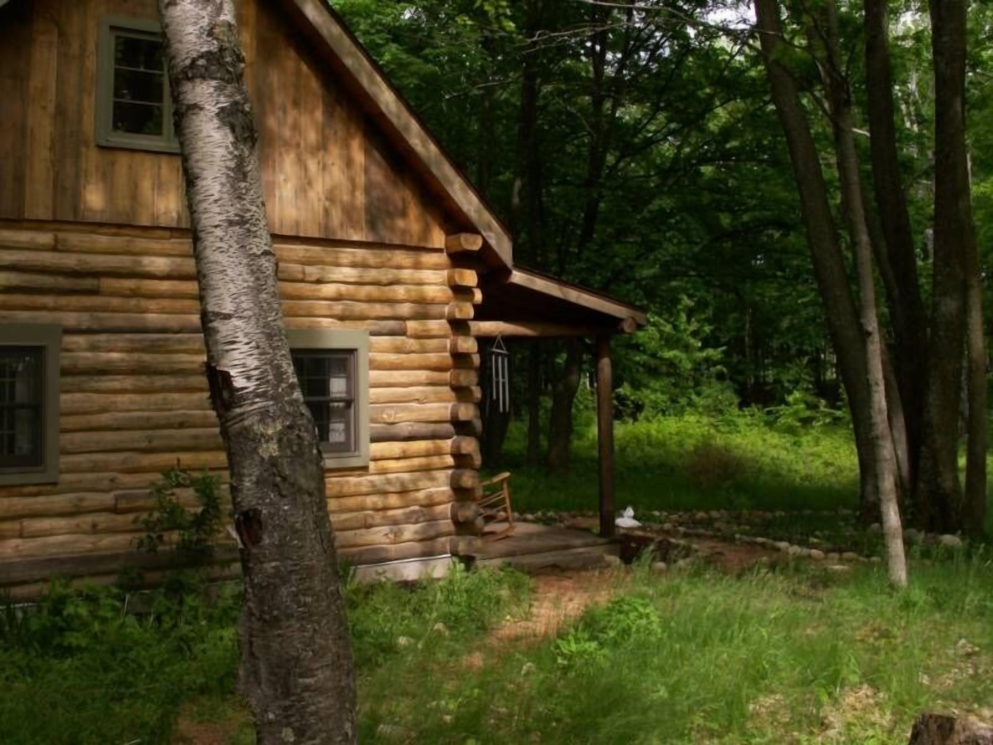 Rustic Log Cabin / Farm Vacation / Romantic Getaway