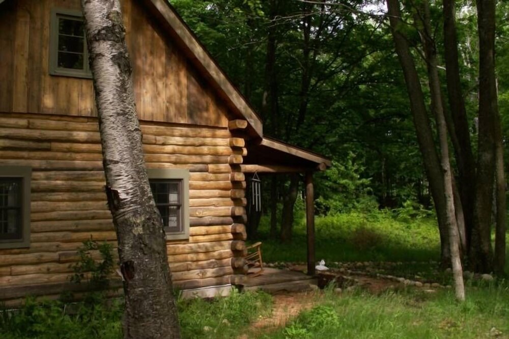 Rustic Log Cabin / Farm Vacation / Romantic Getaway