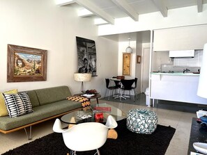 Fernseher, DVD-Player, Bücher, Musikbibliothek