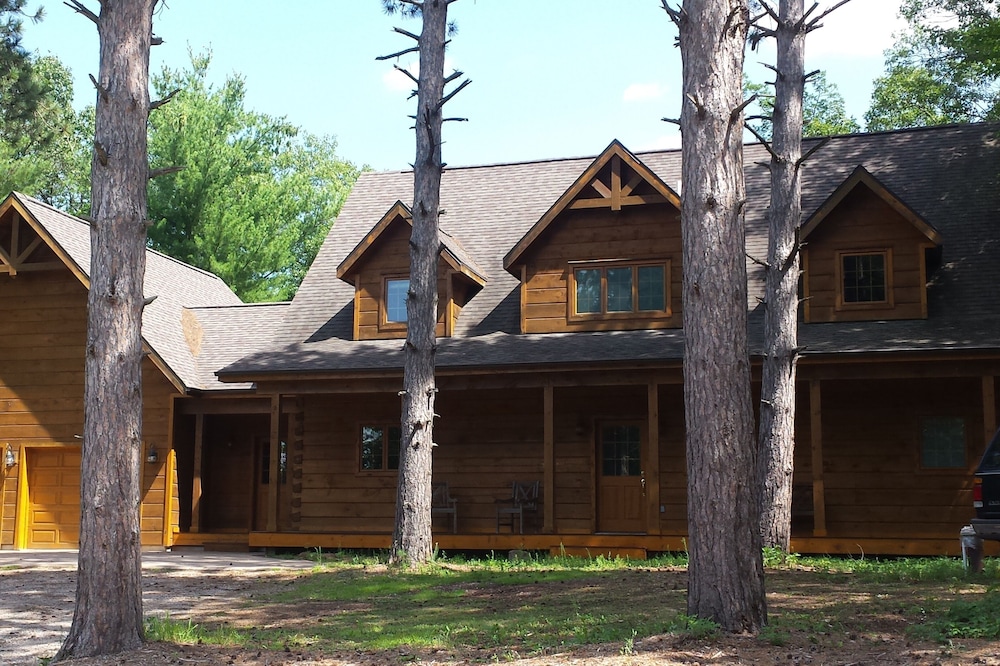 LUXURY LOG HOME WITH PRIVATE DOCK ON THE CHAIN.