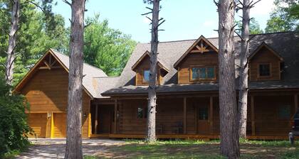 LUXURY LOG HOME WITH YOUR PRIVATE DOCK ON THE CHAIN O LAKES