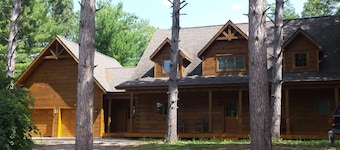 LUXUS-LOG-HAUS MIT PRIVATEM DOCK AUF DER KETTE.