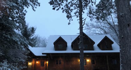 MAISON DE LUXE EN BOIS AVEC QUAI PRIVĂ SUR LA CHAĂNE.