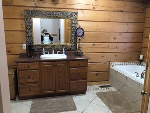 Kombination af bruser/badekar, boblebadekar, håndklæder, Toiletpapir