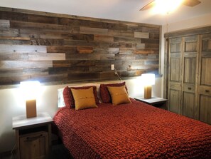 4 bedrooms, WiFi, bed sheets - LUXURY LOG HOME WITH YOUR PRIVATE DOCK ON THE CHAIN O LAKES (Waupaca)