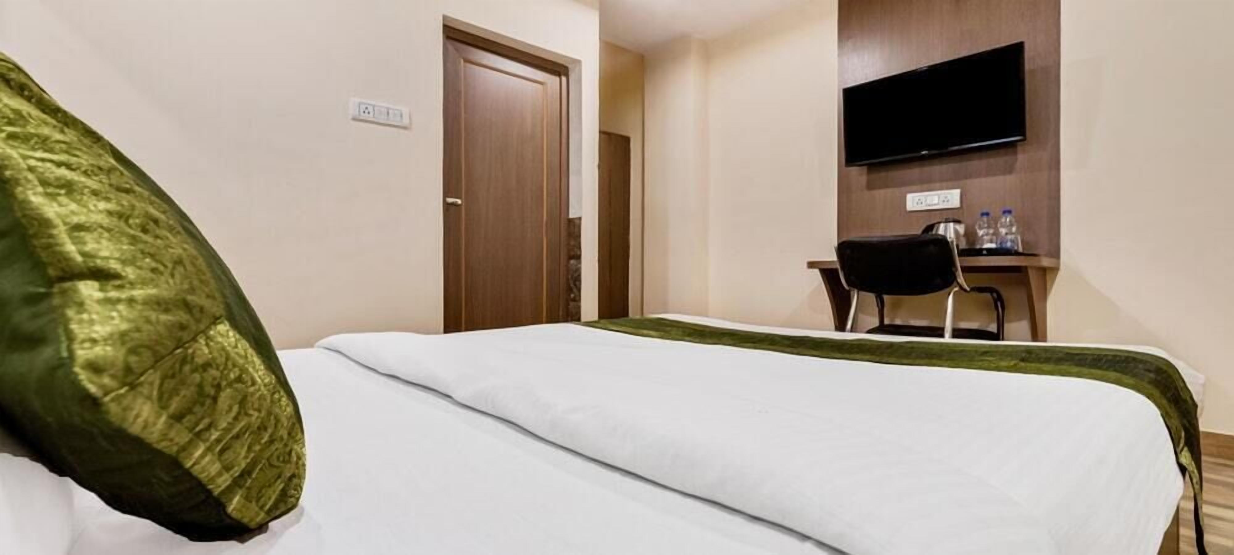 desk, soundproofing, iron/ironing board, rollaway beds