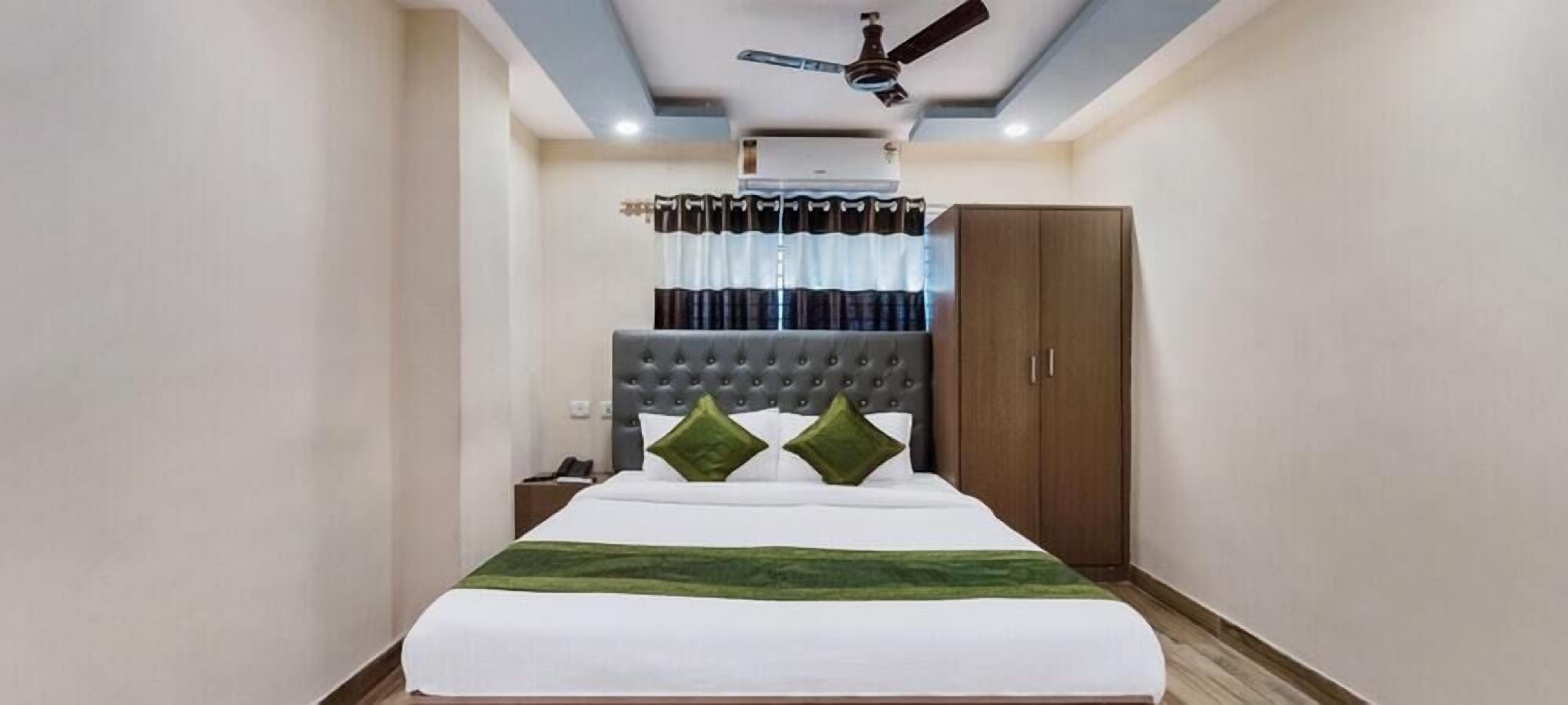 desk, soundproofing, iron/ironing board, rollaway beds