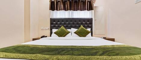 Een bureau, geluiddichte muren, een strijkplank/strijkijzer