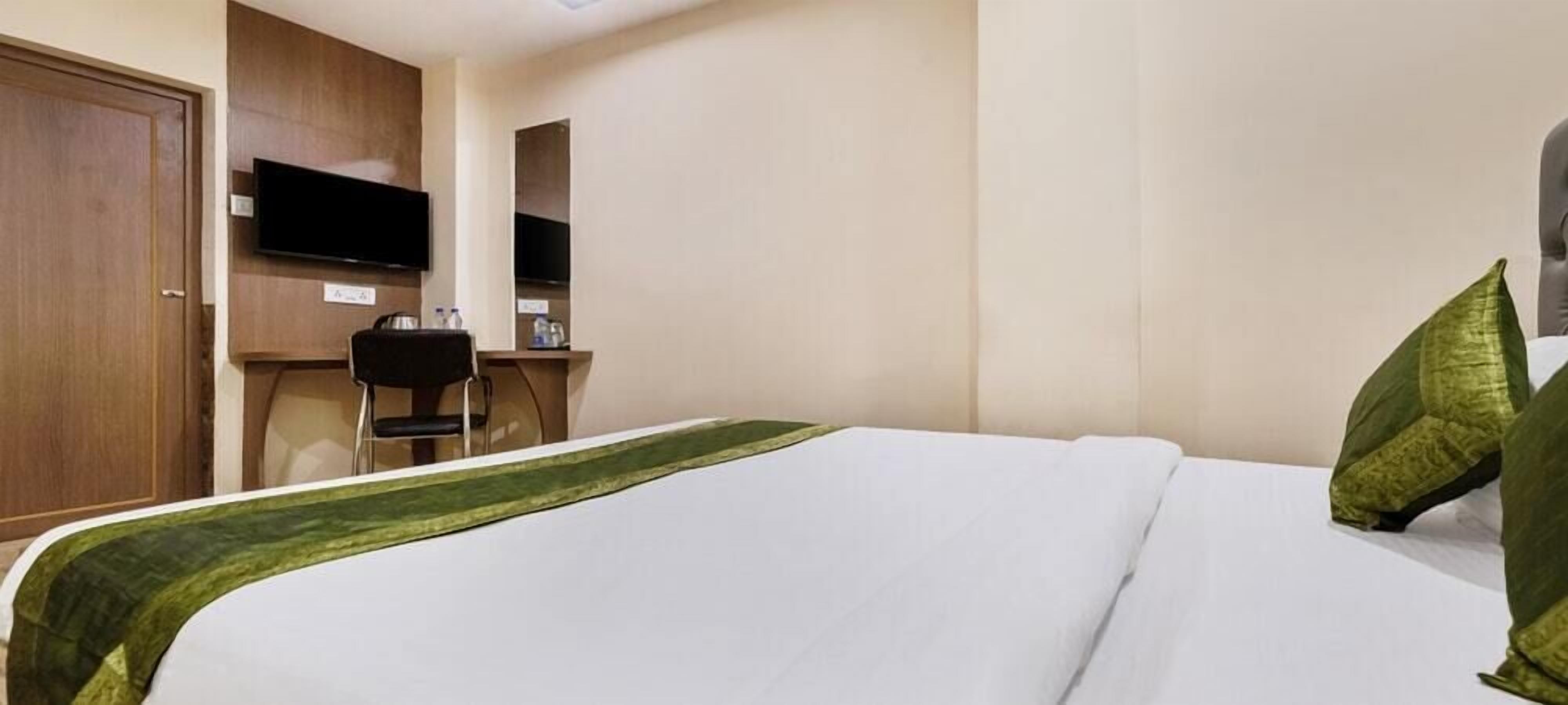 desk, soundproofing, iron/ironing board, rollaway beds