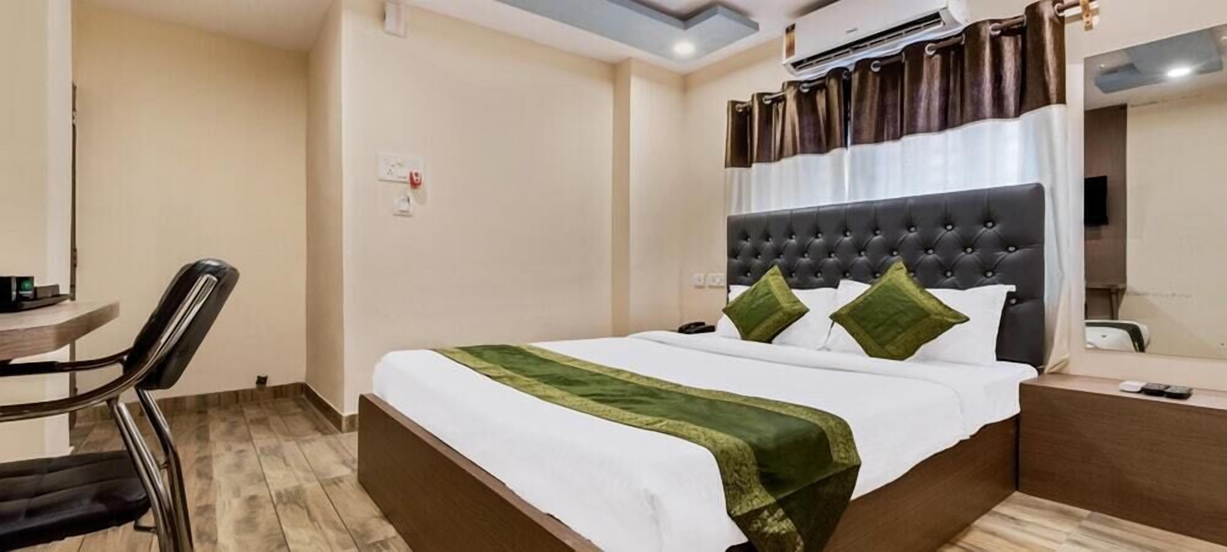 desk, soundproofing, iron/ironing board, rollaway beds