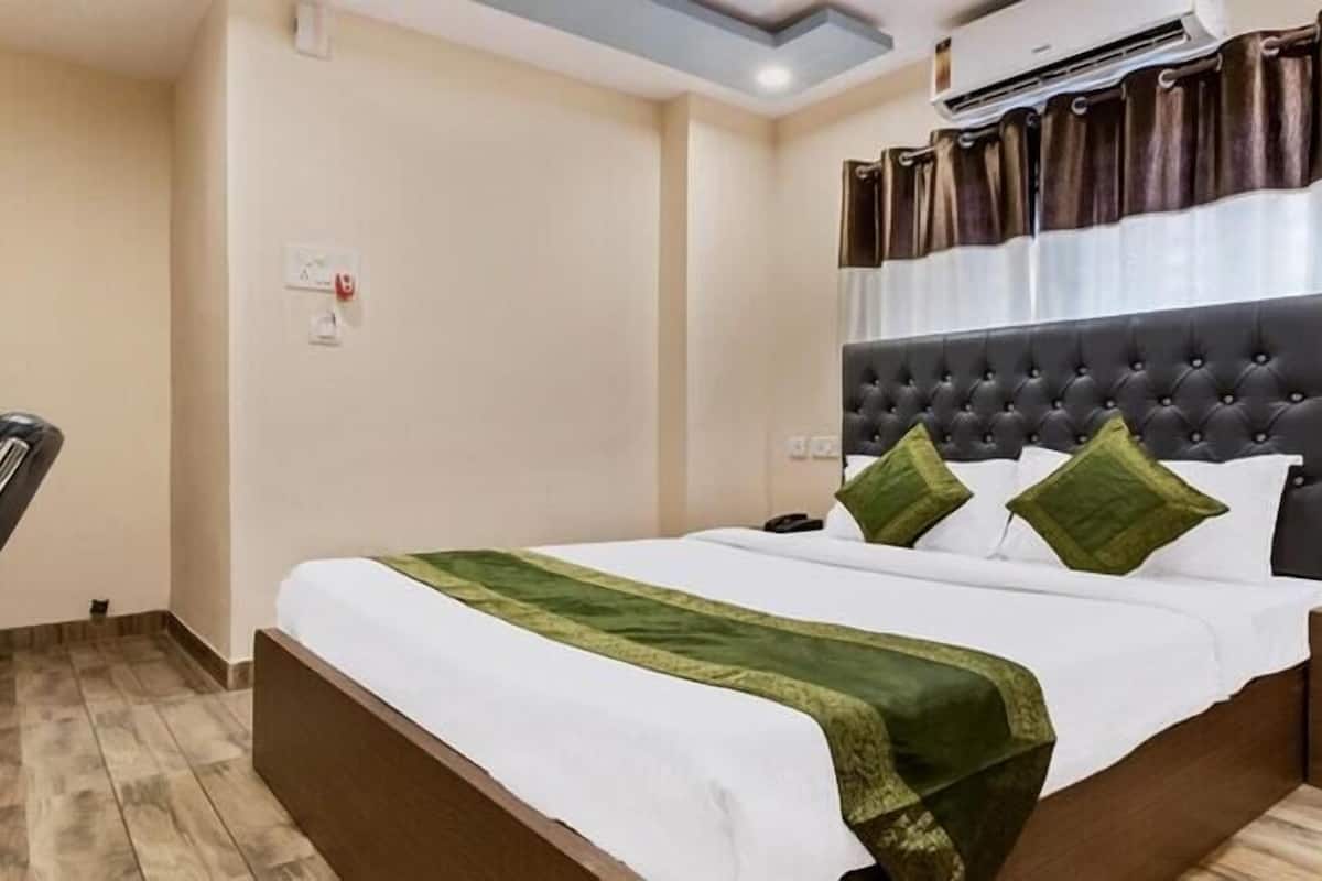 desk, soundproofing, iron/ironing board, rollaway beds