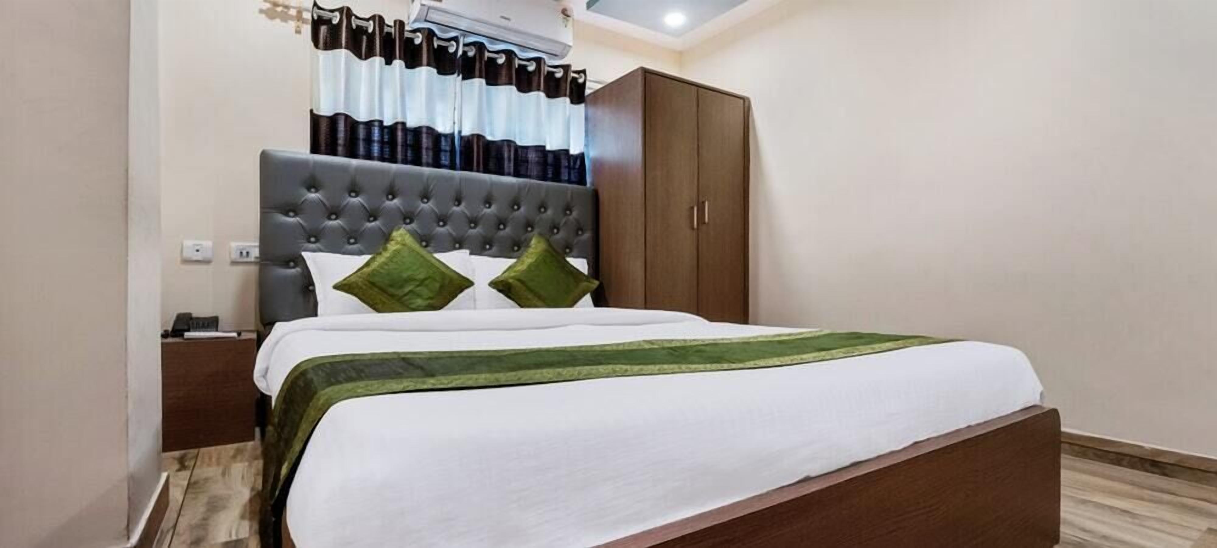 desk, soundproofing, iron/ironing board, rollaway beds