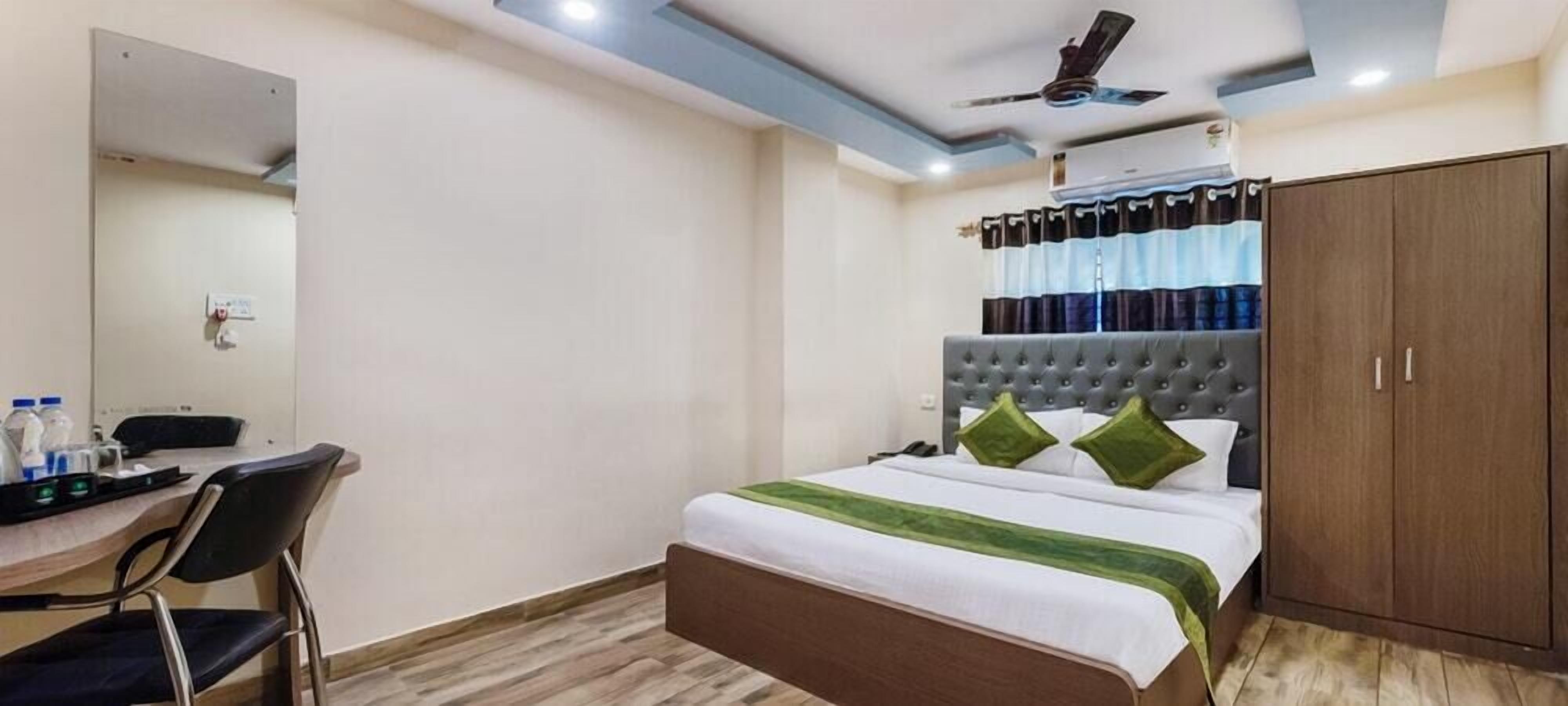 desk, soundproofing, iron/ironing board, rollaway beds