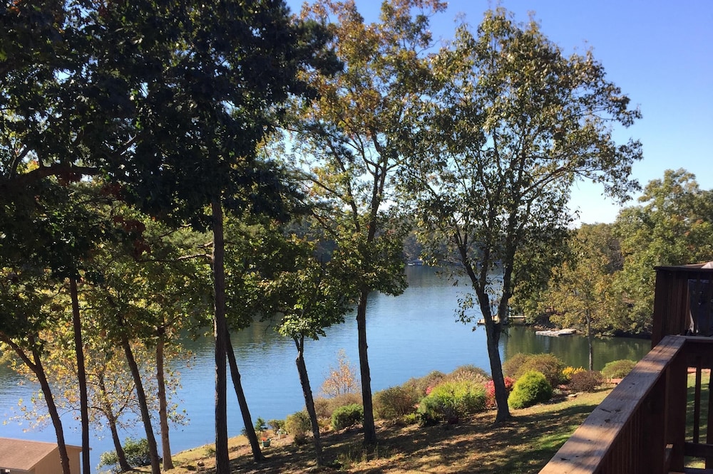 Secluded Waterfront Get Away on Smith Mountain Lake