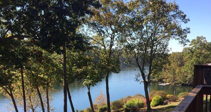 Eristäytynyt rantaranta pääsy Smith Mountain Lakelle