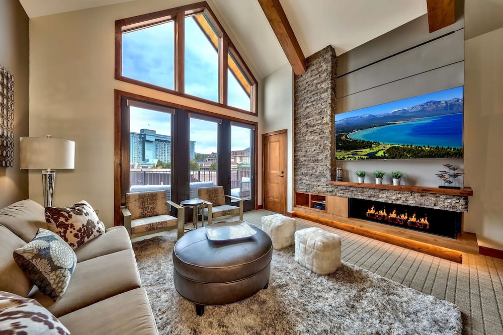 Luxury Three Bedroom Steps From Heavenly Village Condo by RedAwning