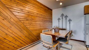 Kondominium, 2 kamar tidur | Tempat makan