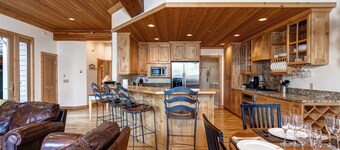 Excellent Location! Walk to Snow Park Lodge