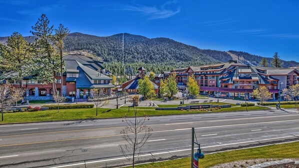 A hotel with a central courtyard, multiple buildings, and a mountain backdrop. - Luxury 2br Steps From Heavenly Village & Gondola 2 Bedroom Condo by RedAwning (South Lake Tahoe)