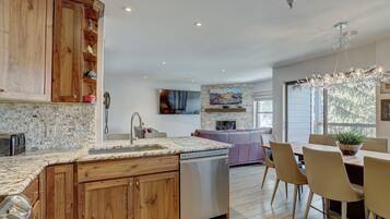 Condo, 4 Bedrooms | Private kitchen | Fridge, oven, coffee/tea maker, toaster