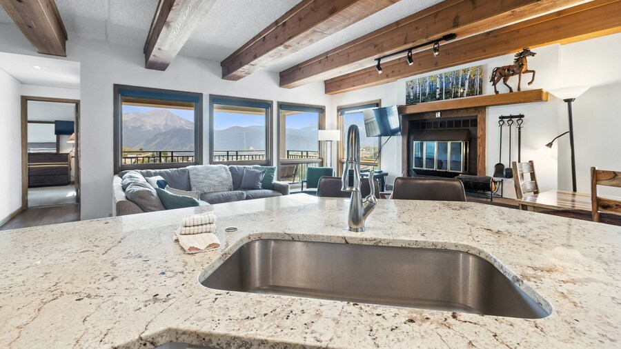 Recently Updated Plaza 3 Bedroom Condo - No Cleaning Fee! by RedAwning