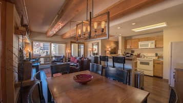 Condo, 3 Bedrooms | Dapur peribadi | Ketuhar, pembancuh kopi/teh