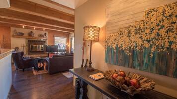 Condo, 3 Bedrooms | Ruang tamu | Pendiangan