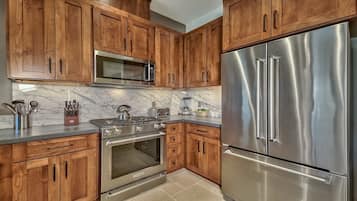 Condo, 2 habitaciones | Cocina privada | Refrigerador, microondas, horno y lavavajillas