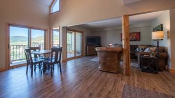 Kondominium, 3 kamar tidur | Ruang keluarga