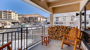 Condo, 2 Bedrooms | Property grounds