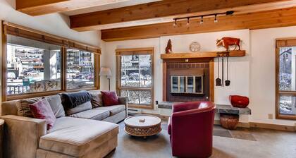 Elegantly Styled Plaza 2 Bedroom Condo - No Cleaning Fee! by RedAwning