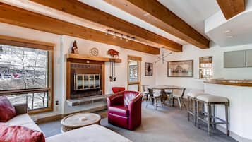 Condo, 2 Bedrooms | Living area