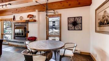 Kondominium, 2 kamar tidur | Tempat makan