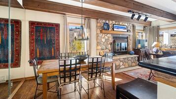 Condo, 2 Bedrooms | Dining