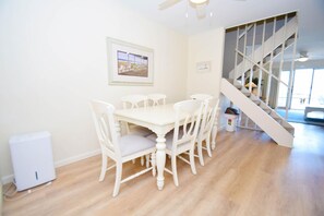 Townhouse, 2 soverom | Spiseområde