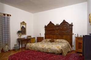 Deluxe-rum - utsikt mot bergen (Il Granaio) | Unika möbler, skrivbord, mörkläggningsgardiner och ljudisolering