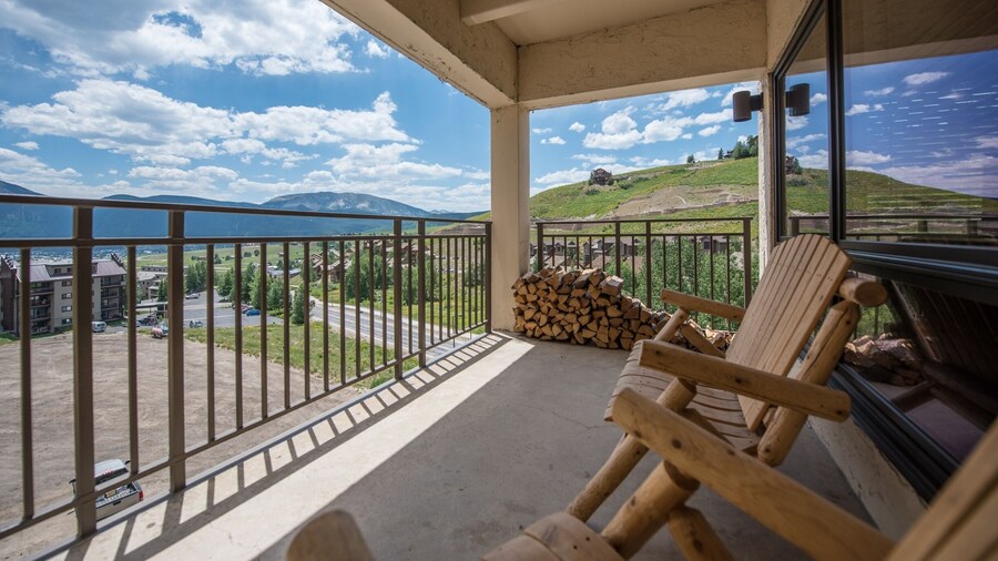 Lovely Modern Plaza Condo - No Cleaning Fee! by RedAwning