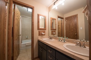 Condo, 2 habitaciones | Baño | Toallas 