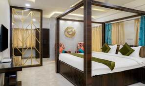 Habitación Deluxe, 1 cama King size, para no fumadores | Escritorio, tabla de planchar con plancha, wifi gratis y ropa de cama