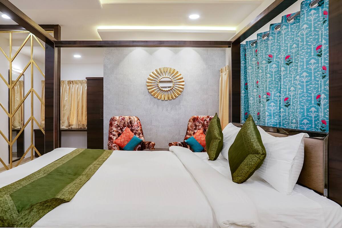 Deluxe Room, Non Smoking | Desk, iron/ironing board (on request), WiFi (free), bed sheets