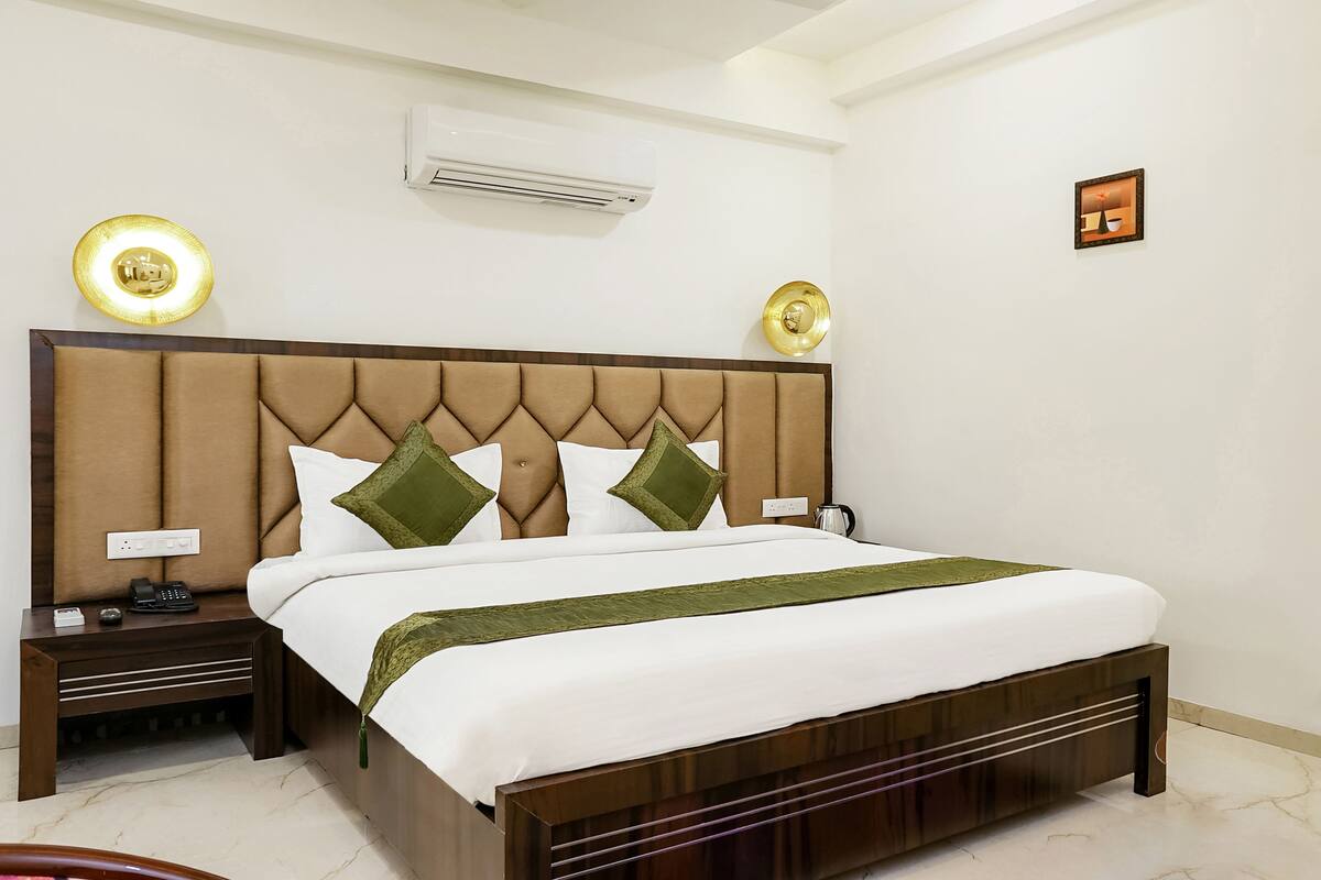 Standard Room, Non Smoking | Desk, iron/ironing board (on request), WiFi (free), bed sheets