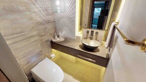 Appart'hôtel, 2 chambres | Salle de bain | Sèche-cheveux, serviettes fournies, savon, shampoing