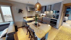 Appartement, 2 slaapkamers | Privékeuken | Een koelkast, een magnetron, een oven, een vaatwasser