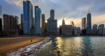 Wrigleyville Home away from Home! 5 mins from downtown! steps from Lake!! Cozy!