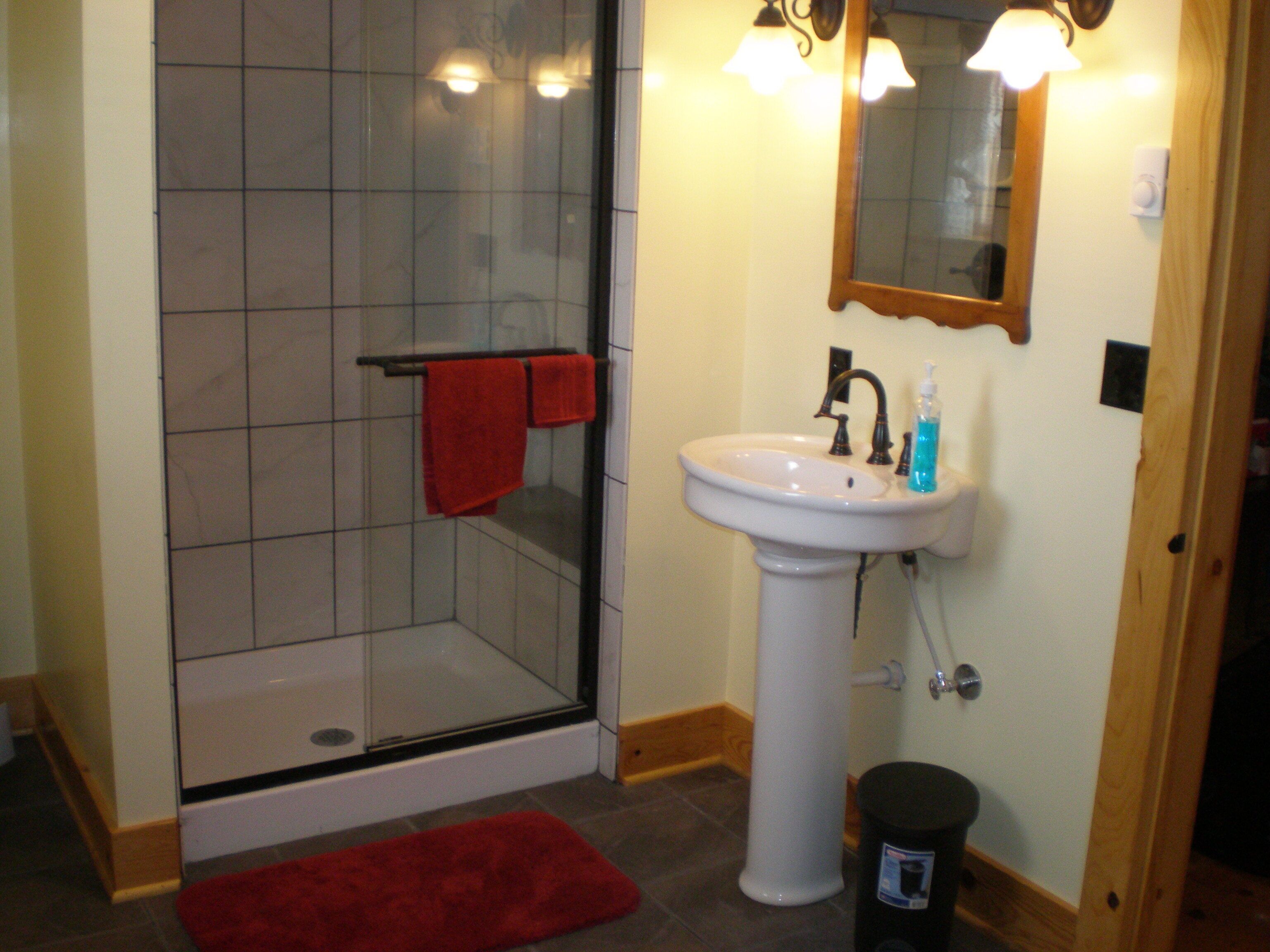 Baignoire, séchoir à cheveux, serviettes fournies