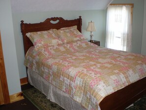 3 bedrooms, iron/ironing board, WiFi, bed sheets - Secluded Cottage on 10 Acres. Close to Shen. Natl. Park and Luray Caverns (Luray)