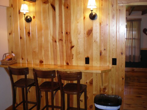 Secluded Cottage on 10 Acres. Close to Shen. Natl. Park and Luray Caverns