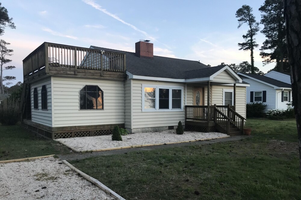 Family-Friendly Bay View Home With Private Beach